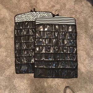 Double sided hanging pocket organizer